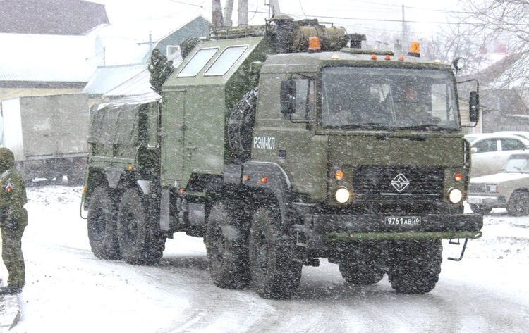 俄军在叶卡捷琳堡进行胜利日阅兵彩排 路人顶风冒雪围观