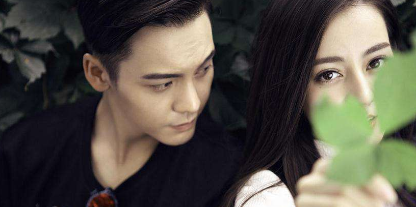 热巴恋情曝光?坐床上拍视频声音妩媚,没想到后面还躺着一个男人