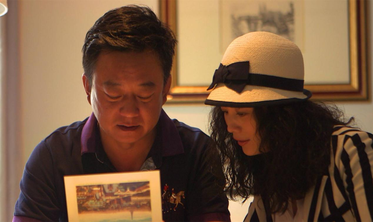 朱军与妻子罕见同台,48岁谭梅依然漂亮大气,不输央视一姐