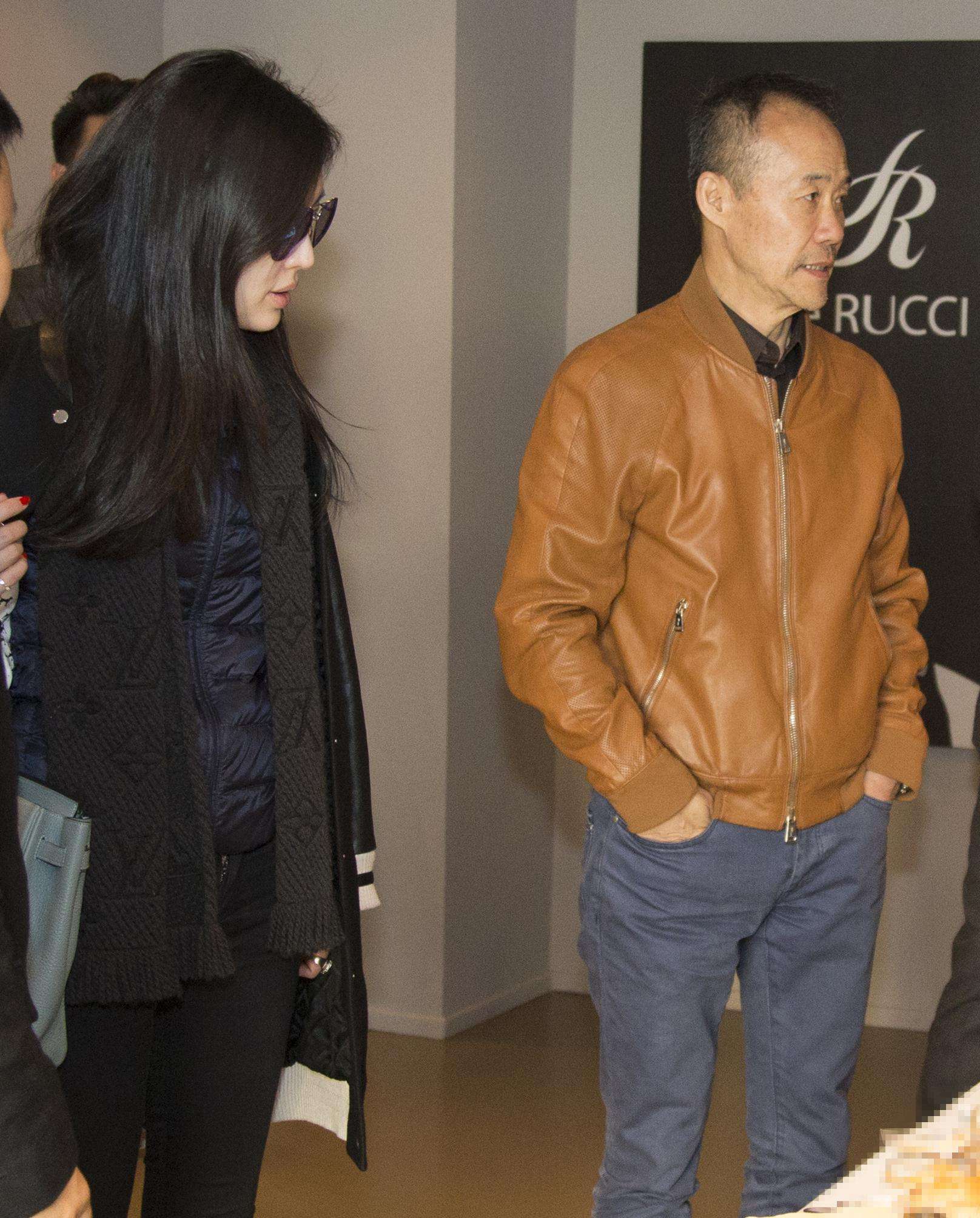 田朴珺蹲下为王石整理仪态,亲密举动令人羡慕,网友:相信爱情了