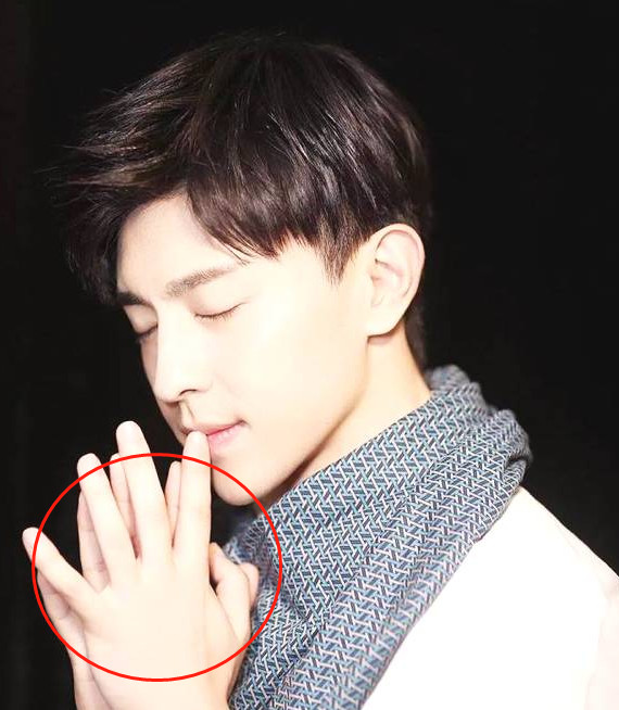 《香蜜》中邓伦的胖胖手和罗云熙的修长手,网友们,你们更喜欢谁