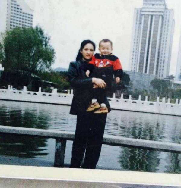 许凯晒和妈妈旧照,看到年轻时的许妈妈,终于明白许凯为何这么帅__财经