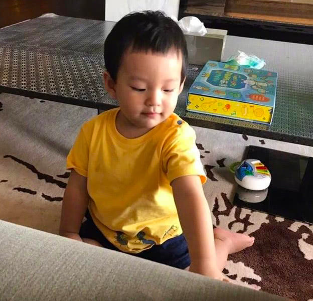 汪小菲儿子穿黄色t恤坐地毯上玩耍,胖脸小眼比汪希玥更像张兰!