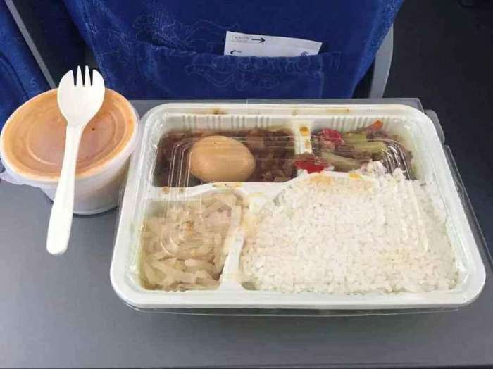 高铁上的餐饭为何没人买? 乘务员却一直在喊, 网友: 总算知道了