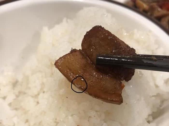 小炒肉里吃出白虫 店方:肉都是总部送来正常加工的