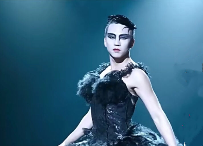 灵魂舞者!邓超多次男扮女装走位"风骚",这还是本人吗?