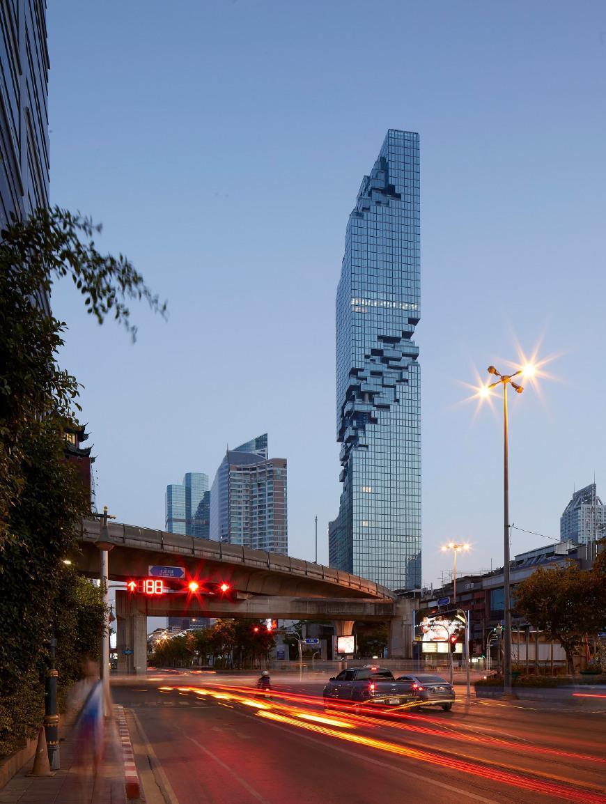 泰国第一高楼: 白天被吐槽为烂尾工程, 一到夜晚却美不胜收!