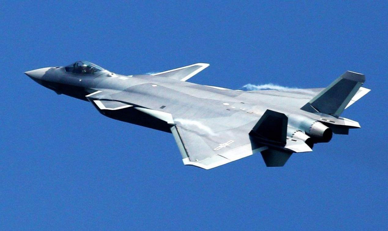 中国研发智能飞控技术,机翼打成两半还能飞,将装备六代机