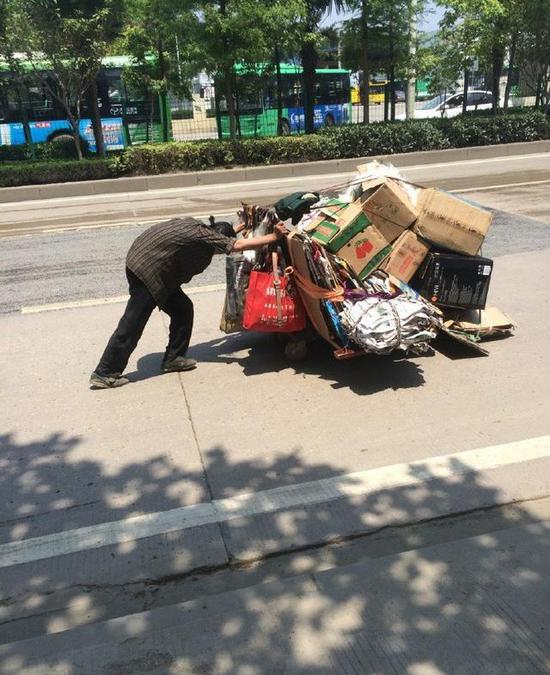 拾荒老人捡了一袋子钱,交还给失主,失主低头致谢,老人不肯还钱