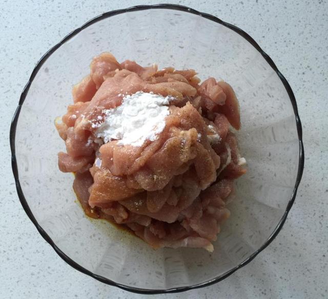 腌肉这两样也不能少,肉更滑嫩,还不粘锅|腌肉|不粘锅|淀粉_新浪新闻