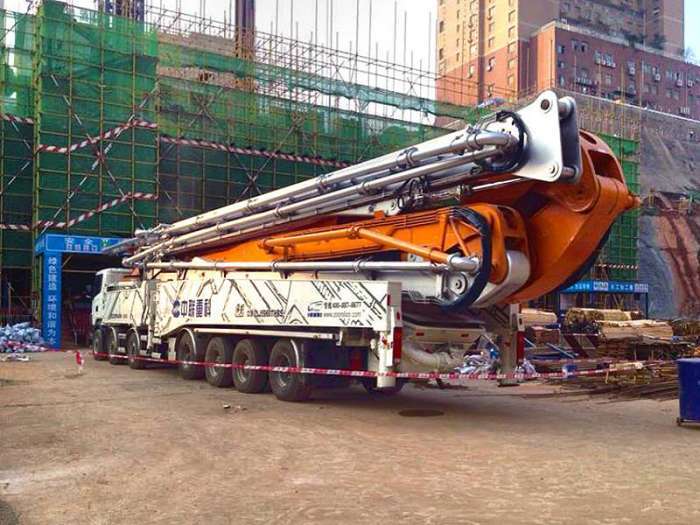 一次性可以打30层楼的101泵车长什么样?7桥底盘全长18.5米