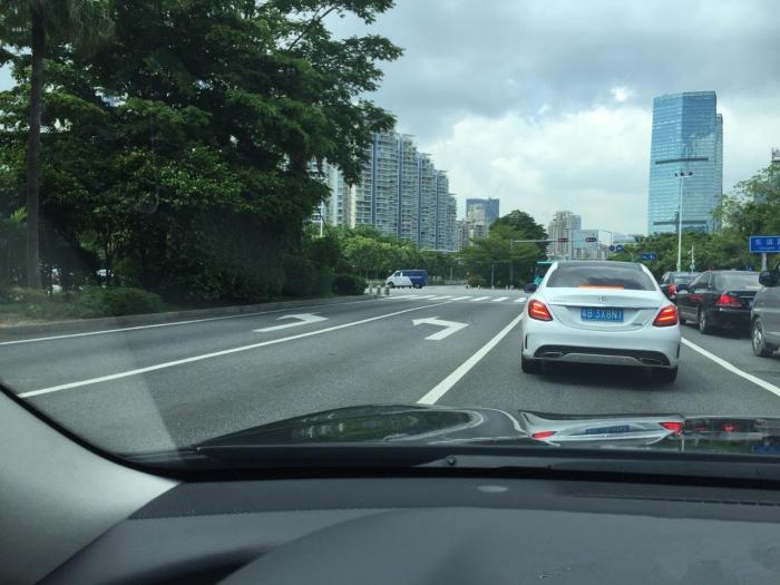 前方信号灯是红灯, 车辆能不能左转? 交警: 做错了扣6分罚款200元|信