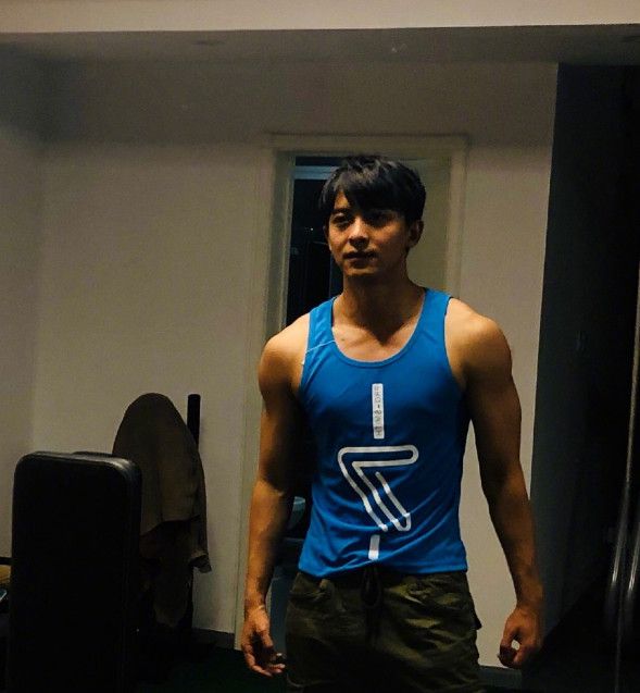 "张益达"李佳航晒照,胡子拉碴跑冰箱里拍照,网友:差点认不出