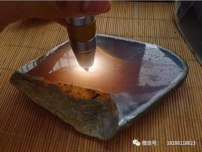 老缅也会看走眼,3.2万收的翡翠原石竟切出"果冻级"翡翠!