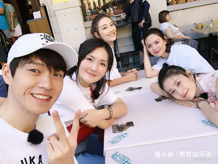 虽然这档综艺节目说的是妻子组团出去旅行,不过在第一季的时候,还加入