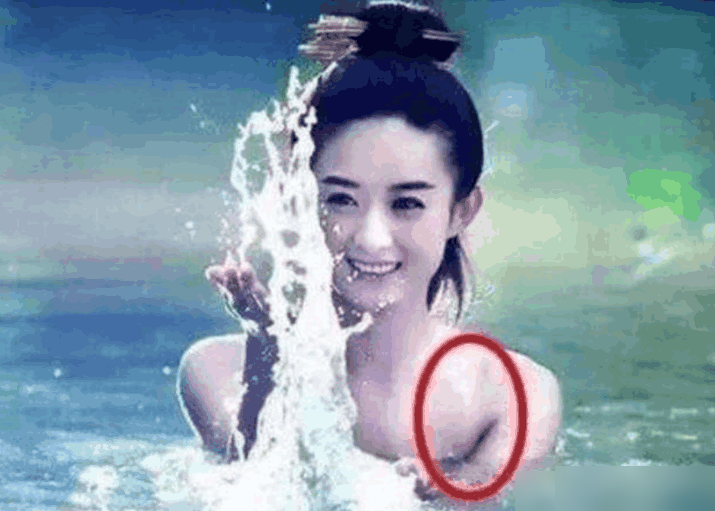 明星尴尬影视穿帮:红色箭头的位置,此时远处桌子上面是空着的