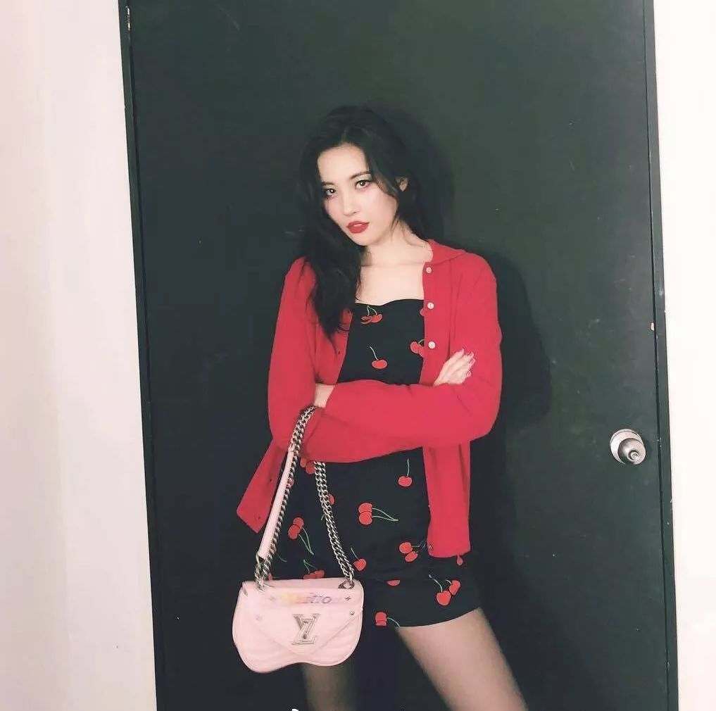 "第一腿精"李宣美穿吊带裙玩黑丝诱惑,网友:人生目标李宣美!