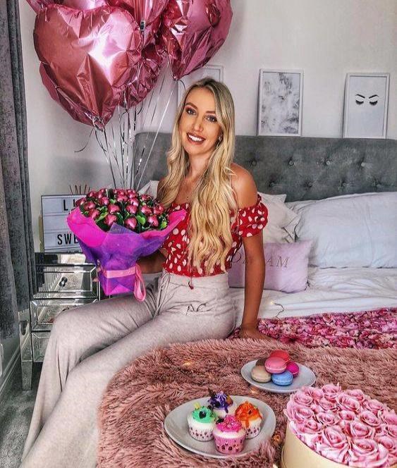 国外一网红贴华丽起床照,网友发现猫腻,美女遭炮轰