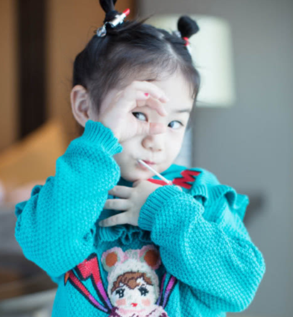 lucky不愧是口红控,不能涂口红就将口红绑头上,可爱到爆炸