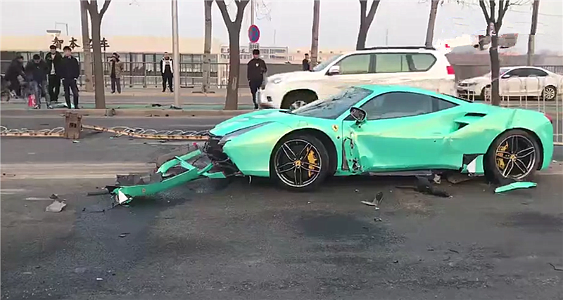 淡绿色法拉利458撞护栏车价448万维修高达百万