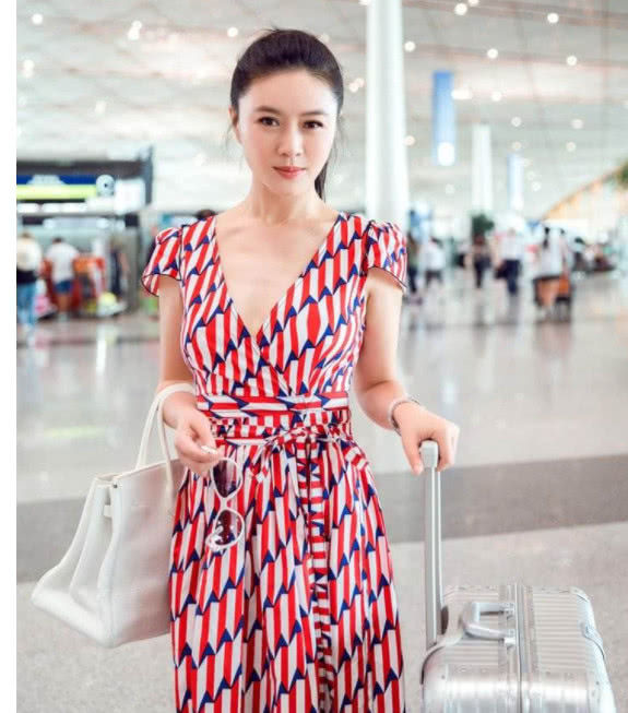 大火时隐退嫁富豪,丈夫病逝狱中,她活的让人羡慕和女儿堪比姐妹