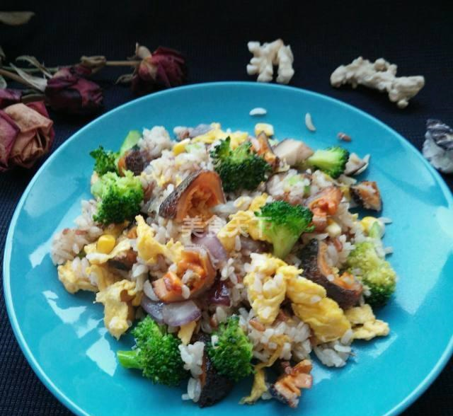 海参蔬菜炒饭香软营养口感丰富上班族最爱快手美食