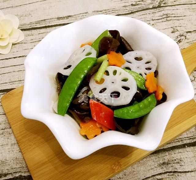 简单清淡荷塘小炒,快捷省时,上班族必学一道菜!