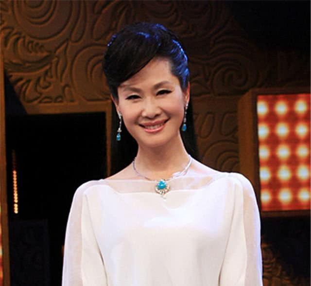 她四登央视春晚,和学生传过绯闻,离婚后选择嫁给网友