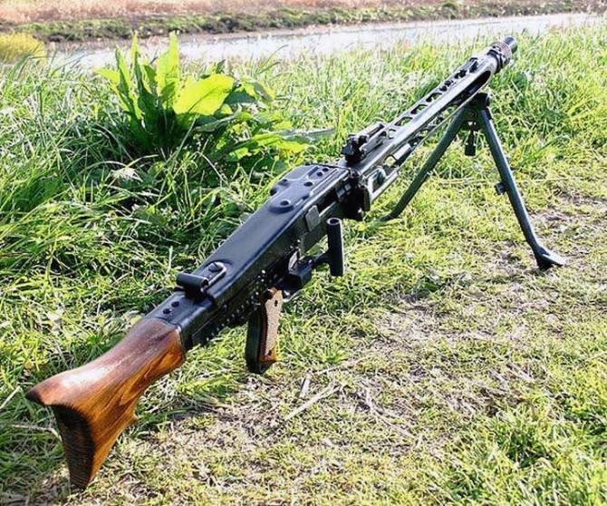 mg-42通用机枪,可发射德国或波兰的毛瑟98式7.
