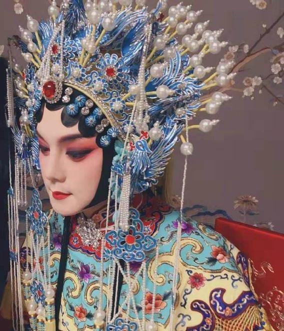 尹正在剧中的扮演的是京剧名伶,和张国荣扮演的程蝶衣异曲同工之妙