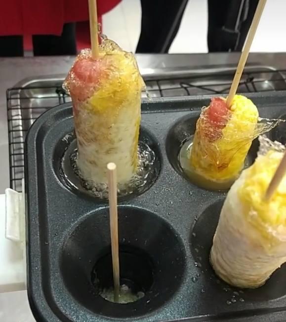 95后小姑娘商场卖这种小吃,6元一根,一天可以卖100多根