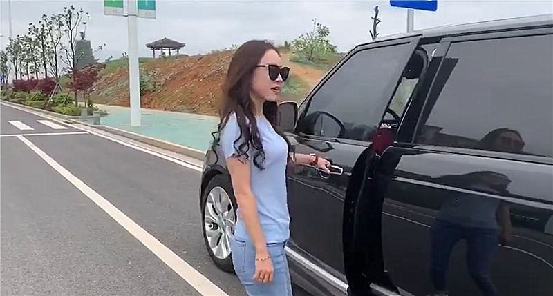 117万黑色路虎现街头,本不会在意,但女车主背影实在吸睛!