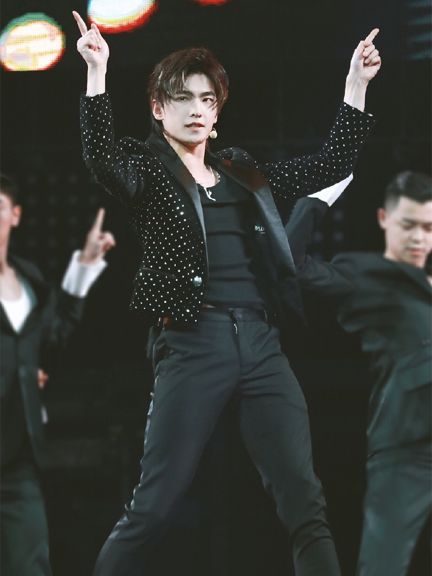 杨洋也爱玩个性生日会五大造型出炉穿衬衫竟比西装还撩人