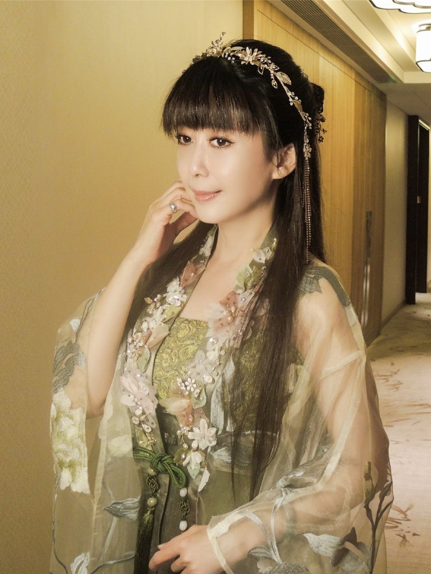 48岁孟庭苇不服老一袭古风长裙亮相依旧美成小仙女