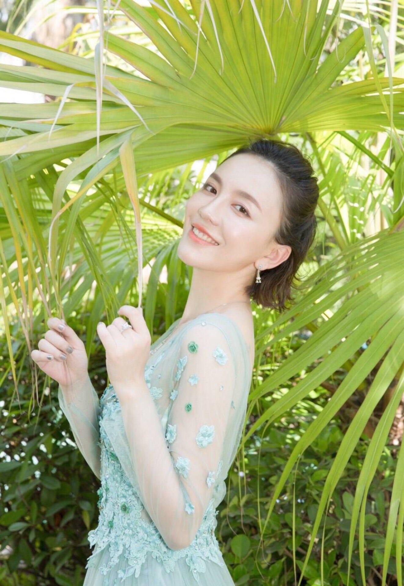 吕佳容穿绿色系连衣裙,身材尽显,气场无人能敌