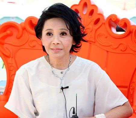 现实生活中的叶德娴在家庭方面并没有那么的幸福,她很早就步入了婚姻