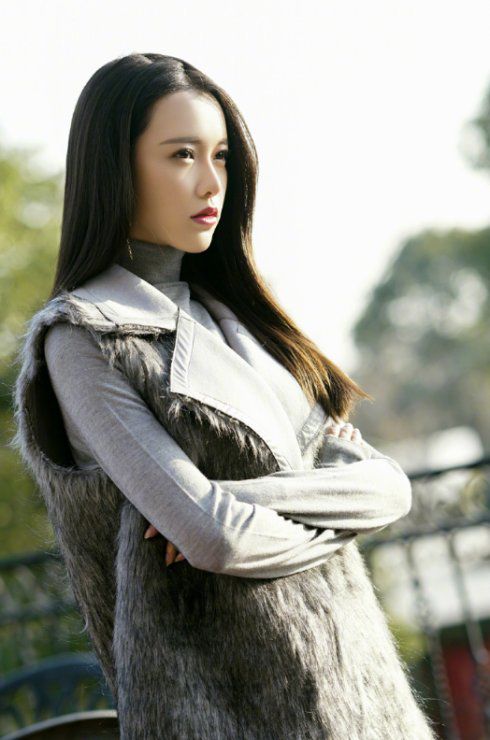 时尚杂志首席模特转行演戏将夜里演花痴跟隆庆皇子虐恋情深