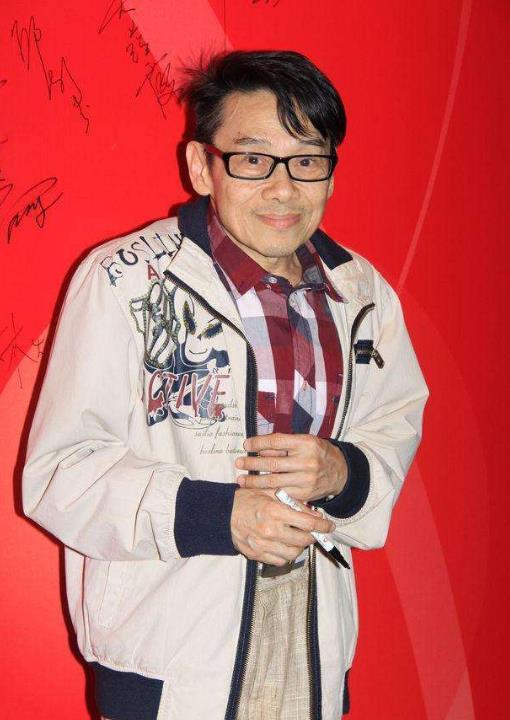 他掀起香港玩乐队风潮,创作了许多经典,73岁依旧活力健康