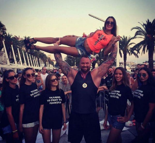 350斤重的大力士和性感娇妻的幸福生活