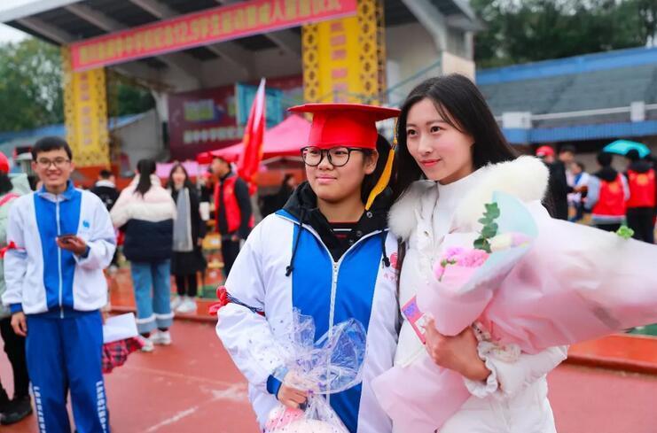 十八而志,责任以行:四川阆中中学举行高三学生成人礼