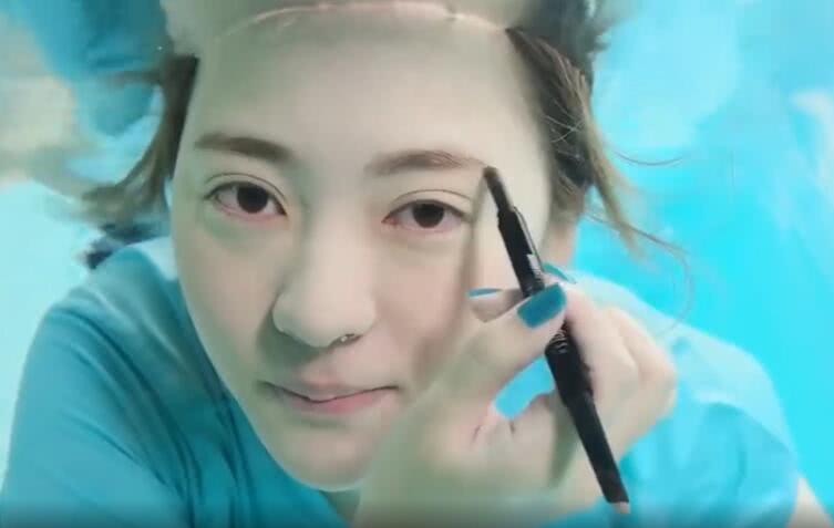 小姐姐体验水下化妆两个小时的妆容比不上一秒网友后悔了吧