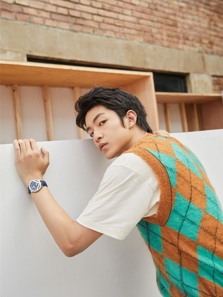 屈楚萧时尚街拍,叠穿t恤好时髦,却被红裤子抢镜!