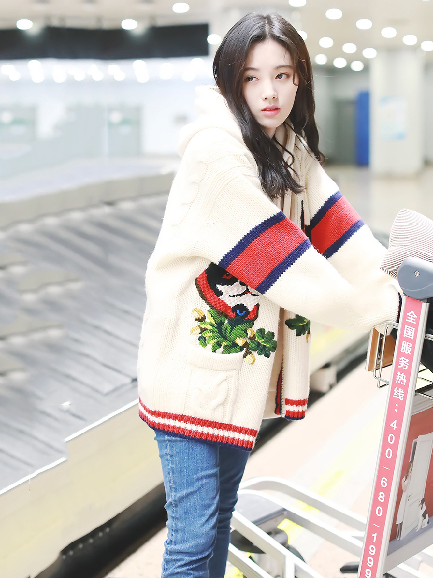 snh48李艺彤入秋造型开衫配牛仔裤绑条布也不丑