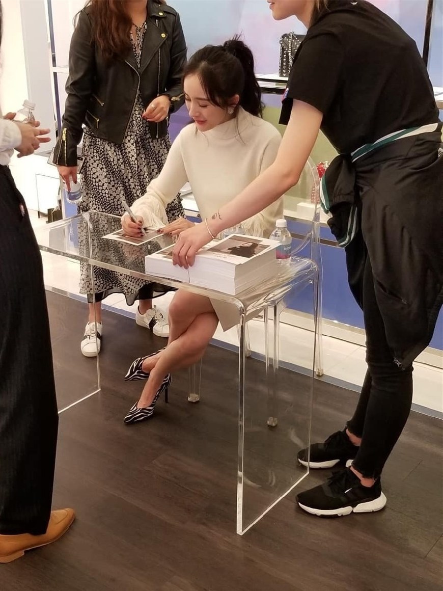 杨幂好身材,穿白色毛衣也不显胖"麻花腿"实力抢镜!