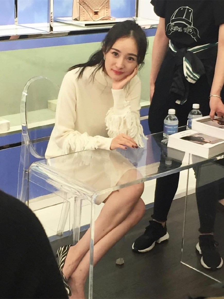 杨幂的坐姿有点儿妖娆啊,交叉盘起的二郎腿,纤瘦修长令人羡慕,搭配