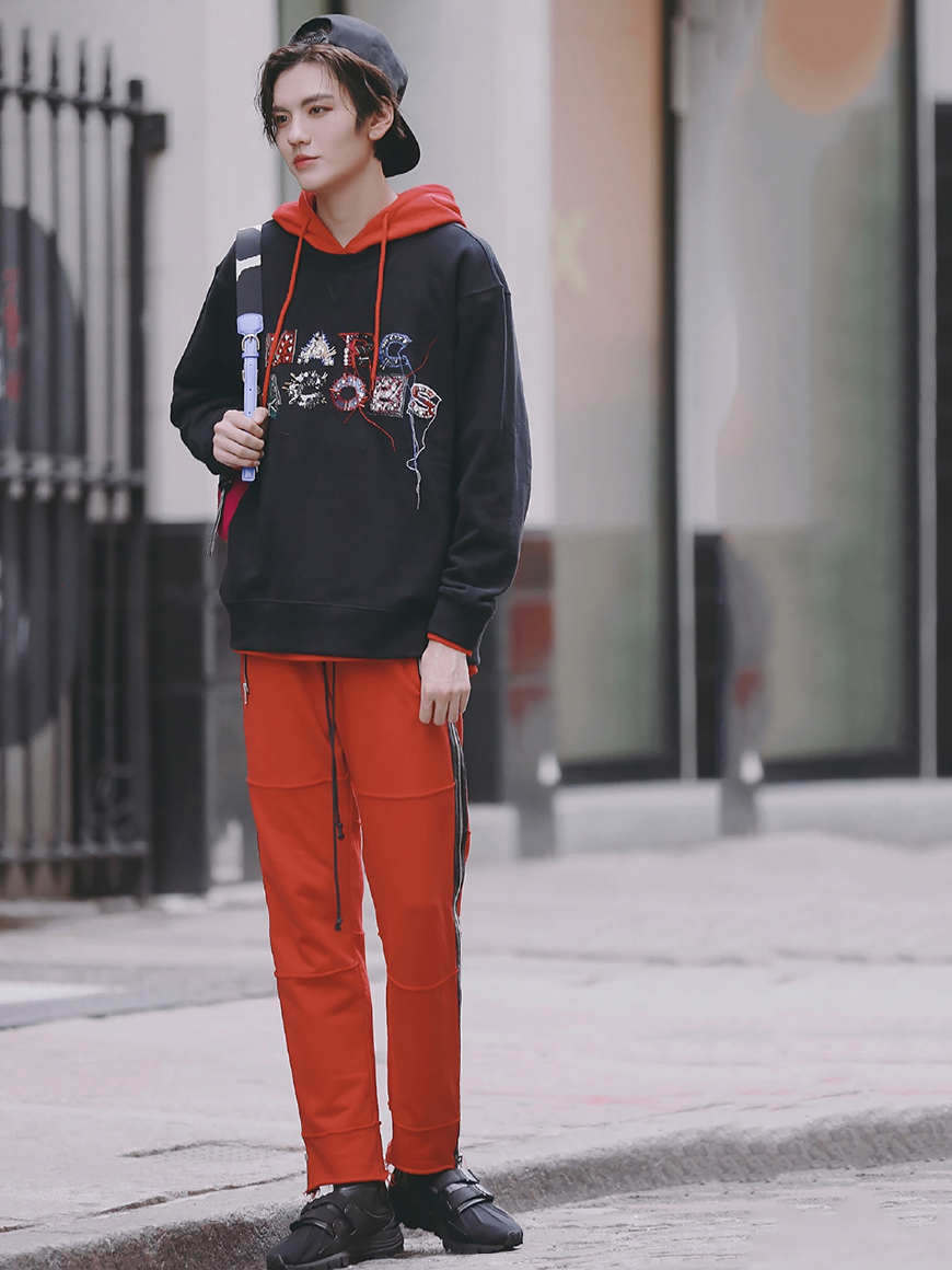 "长腿扛把子"毕雯珺,穿条运动裤,街拍变t台秀!