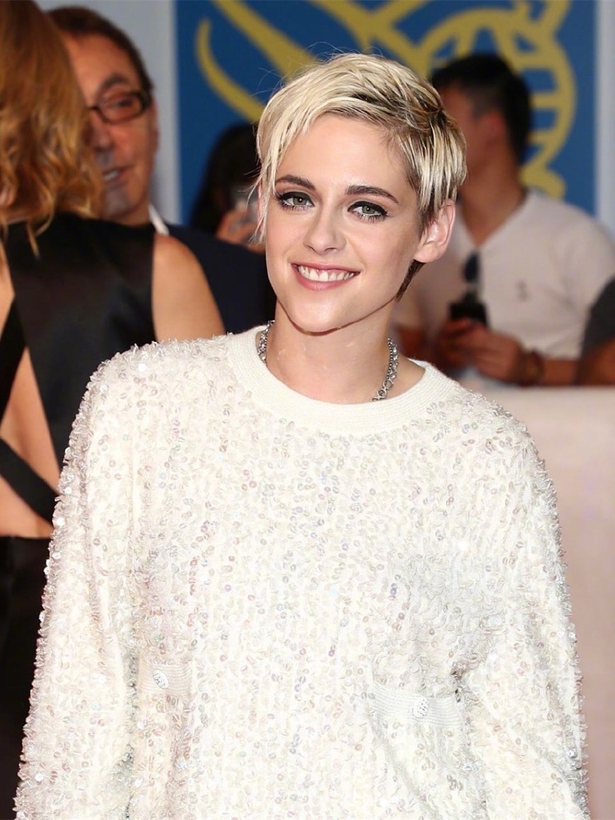 暮光女终于变回贝拉的样子,穿亮片裙装,满屏女人味儿!