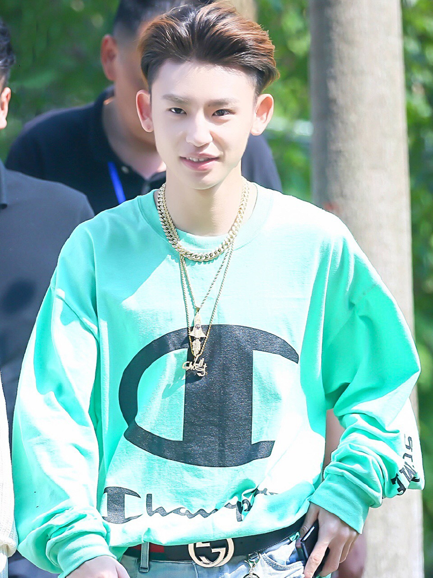 小鬼王琳凯真会玩绿t恤配绿玩偶网友配色还是你厉害