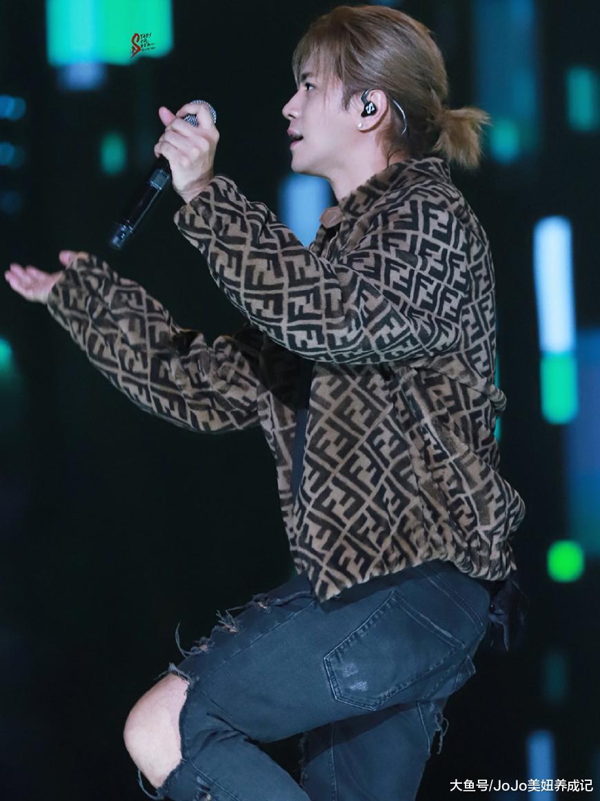 罗志祥私服平平无奇, 穿破洞裤扎小辫, 帅得不像快40岁!