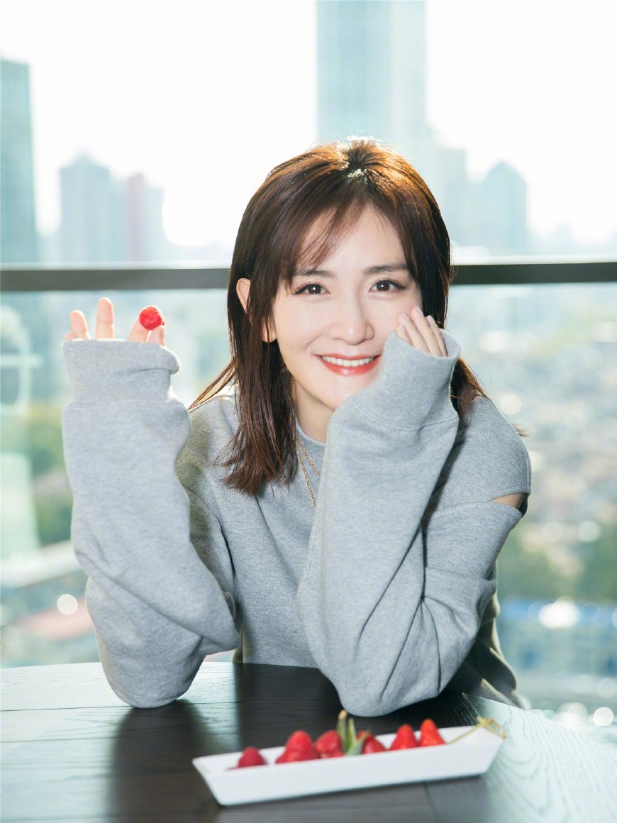 37岁谢娜瘦回颜值巅峰,穿卫衣配半裙,美回少女样儿!